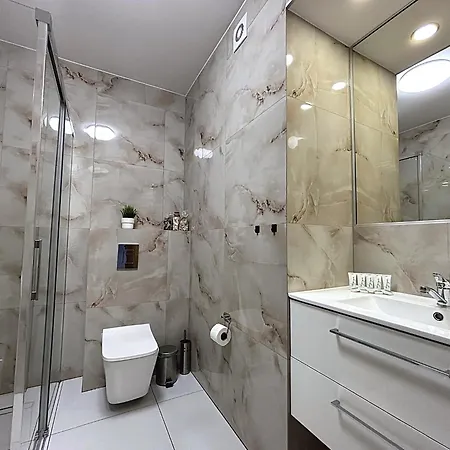 Bryza-matejki 1b-parking Apartment